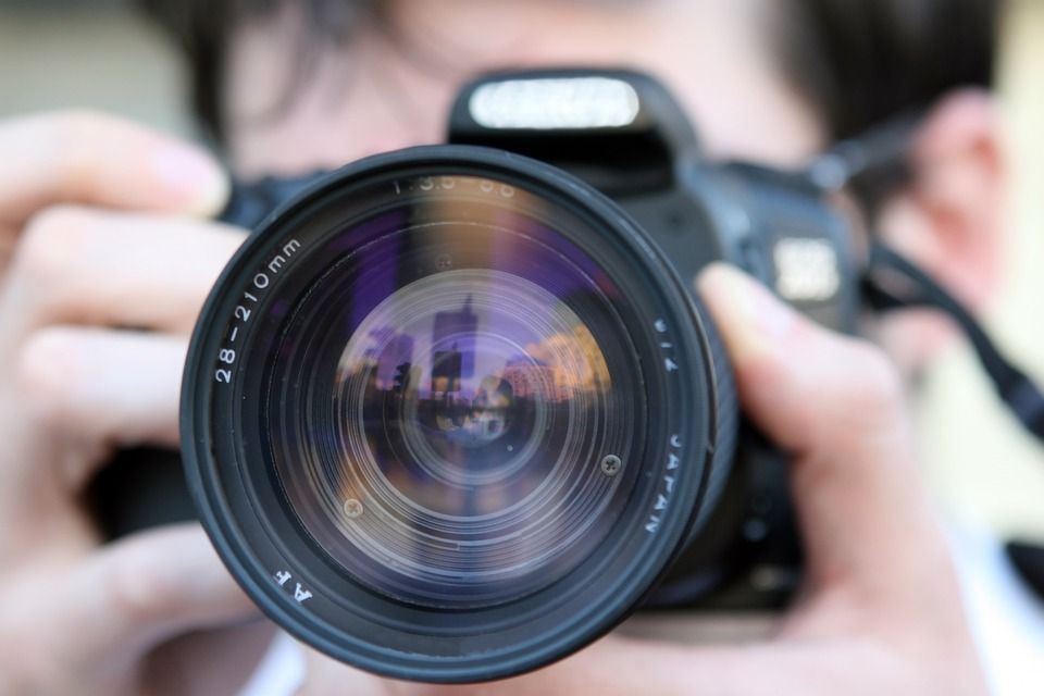 Poradnik dla początkujących: na co zwrócić uwagę wybierając pierwszy sprzęt fotograficzny?